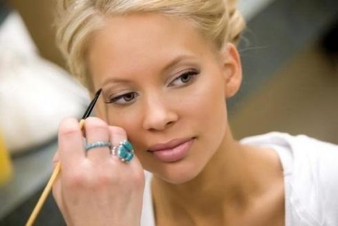 5 секретных трюков визажистов при нанесении макияжа