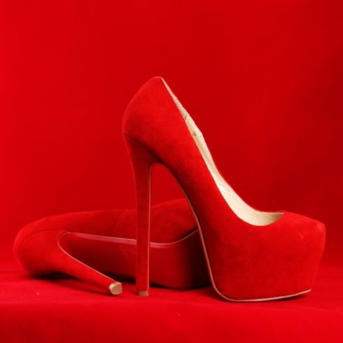 Хит сезона - обувь с красными каблуками