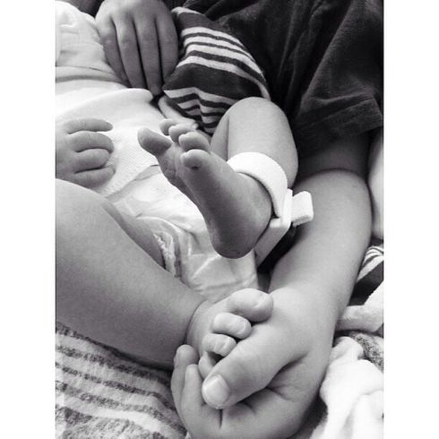 alyssa-milano-shared-sweet-snap-milo-meeting-his-baby-sister.jpg (33.17 Kb)