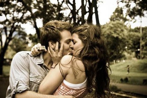 boy-girl-kiss-kiss-me-favim_com-536260.jpg (39.02 Kb)