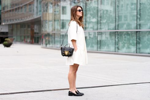 clochet-streetstyle-outfit-sushi-tiny-bag-stories-white-dress-zara-loafers-4.jpg (22.44 Kb)
