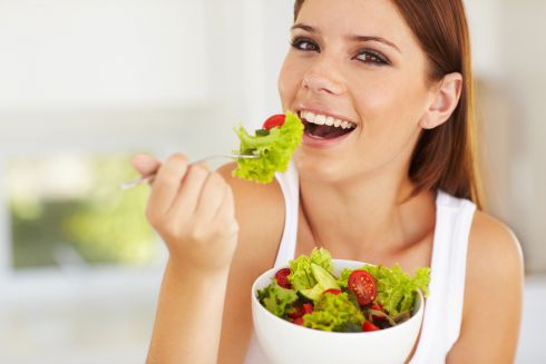 girl_eating_salad_900.jpg (18.6 Kb)