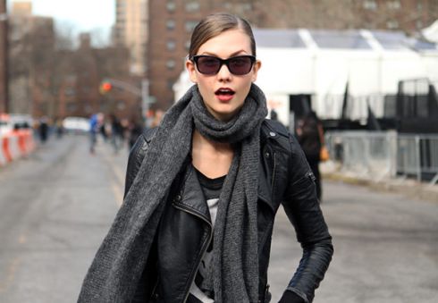 karlie_kloss-_candid_photo-_black_leather_jacket-_bright_magenta_lips-_scarf-_casual_outfit.jpg (26.32 Kb)